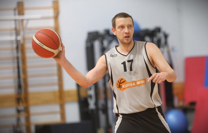 Maksibasketbola gada sākumā visefektīvāk spēlē Plivčs un Liepiņš